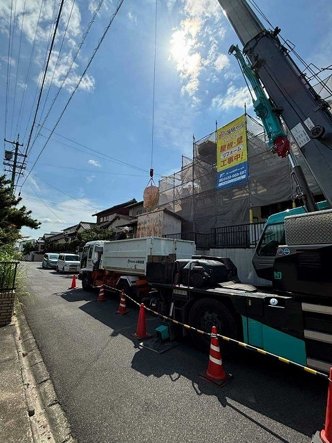 荷下ろし中のクレーン車